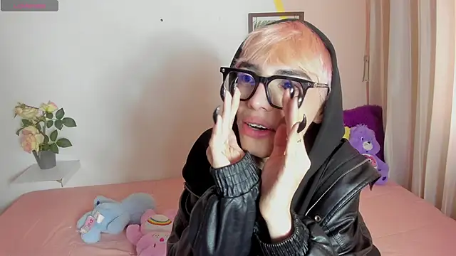 Strawberry Kitty  online show from November 2025 02:17:01 PM