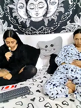 Snapshot of emily_n_abby chatting on May 2026 01:39:02 PM emily n abby online show from May 2026 01:39:02 PM