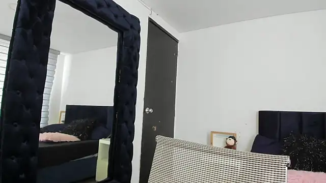 melanie roux   online show from April 2026 07:04:02 PM