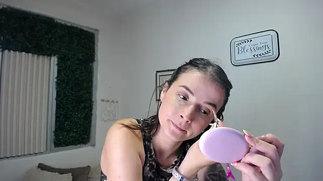 Snapshot of Emma_sweet_hot chatting on June 2026 04:44:01 PM Emma sweet hot online show from June 2026 04:44:01 PM