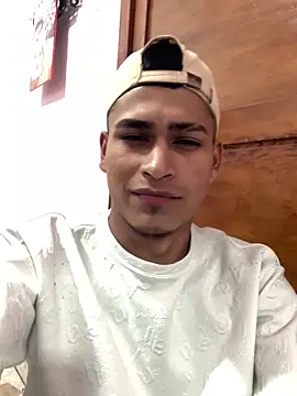 Snapshot of Emiliano_Reyes chatting on June 2026 01:52:01 AM Emiliano Reyes online show from June 2026 01:52:01 AM