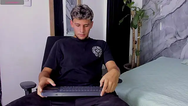 Alan-Smith1 online show from November 2025 07:47:01 PM