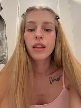 kira mia online show from June 2026 04:20:01 PM