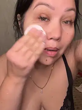 Snapshot of Love__Mom chatting on December 2025 07:09:01 PM Love Mom online show from December 2025 07:09:01 PM