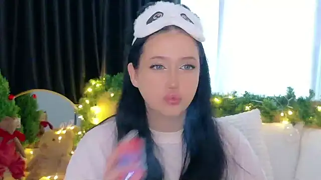 Felicia Herceg online show from December 2025 11:32:01 PM