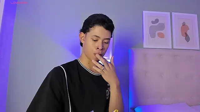 ApoloRicci online show from March 2026 07:43:02 PM