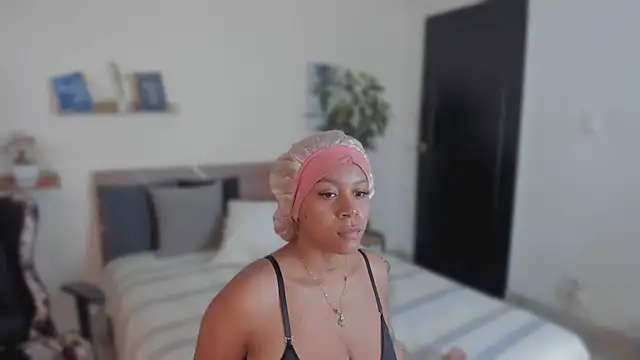 Snapshot of YariRose chatting on July 2026 03:40:01 PM YariRose online show from July 2026 03:40:01 PM
