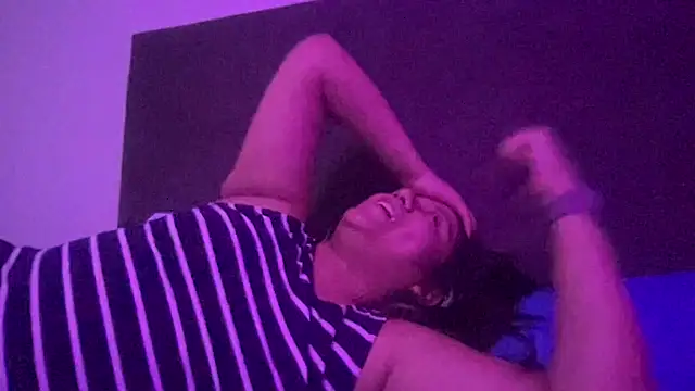 Kmiii21 online show from April 2026 03:59:02 AM