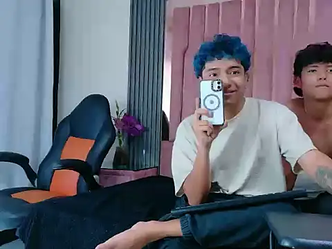 Snapshot of LiamANDJordan chatting on October 2025 09:27:01 PM LiamANDJordan online show from October 2025 09:27:01 PM