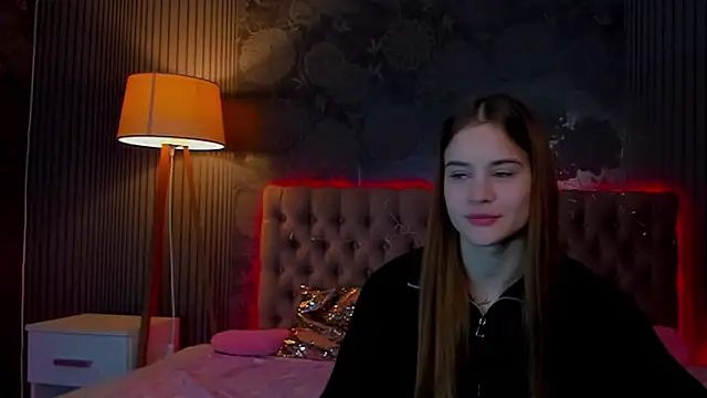 LuisaClover online show from November 2025 01:47:02 PM