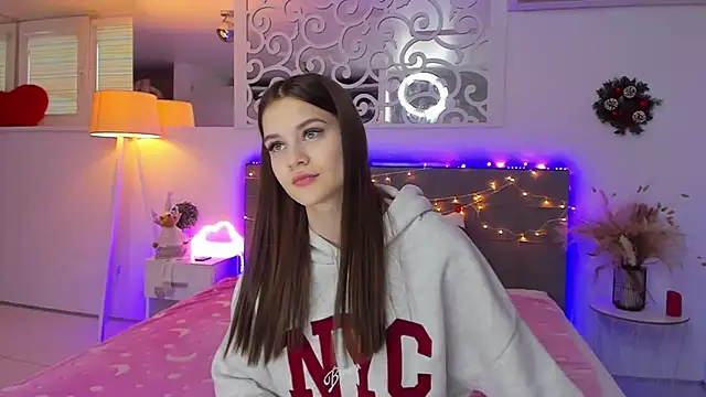 LuisaClover online show from December 2025 01:16:01 PM