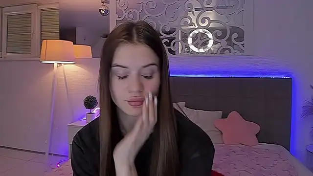 LuisaClover online show from April 2026 06:10:01 PM