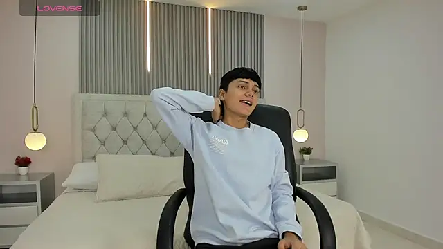 Maxii18  online show from December 2025 06:50:01 PM