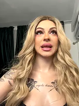 Snapshot of NovaPearl chatting on October 2025 06:52:02 PM NovaPearl online show from October 2025 06:52:02 PM