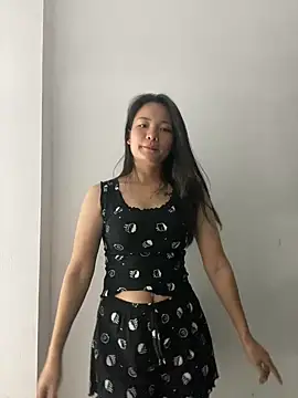 Bee Yellow00 online show from October 2025 08:24:02 PM