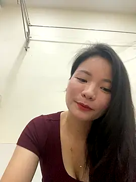 Bee Yellow00 online show from November 2025 04:23:02 AM