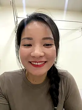 Bee Yellow00 online show from November 2025 04:35:01 AM