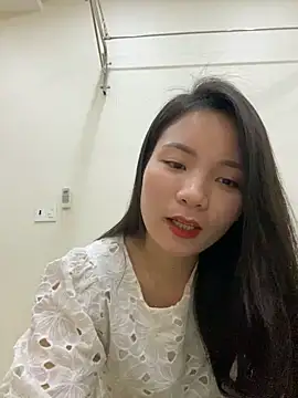 Bee Yellow00 online show from December 2025 05:48:02 AM