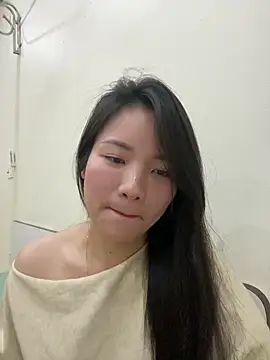 Bee Yellow00 online show from February 2026 05:04:01 AM