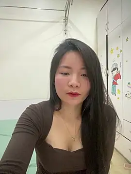 Bee Yellow00 online show from March 2026 05:00:02 AM