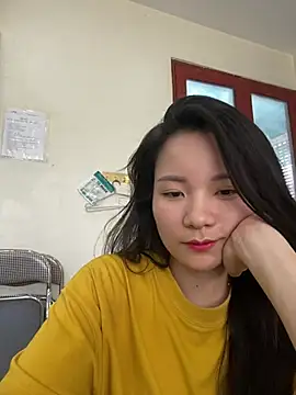 Snapshot of Bee_Yellow00 chatting on June 2026 04:32:02 AM Bee Yellow00 online show from June 2026 04:32:02 AM