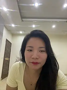 Snapshot of Bee_Yellow00 chatting on July 2026 12:25:02 AM Bee Yellow00 online show from July 2026 12:25:02 AM