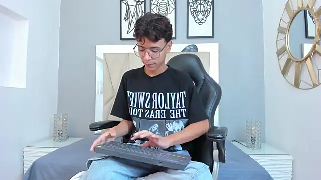 Snapshot of adams_bobby chatting on November 2025 11:31:01 AM adams bobby online show from November 2025 11:31:01 AM