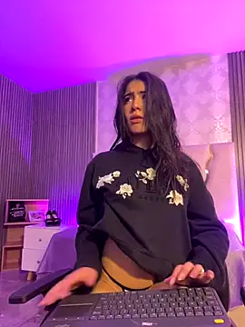 MAIILY TAY online show from November 2025 11:57:02 AM