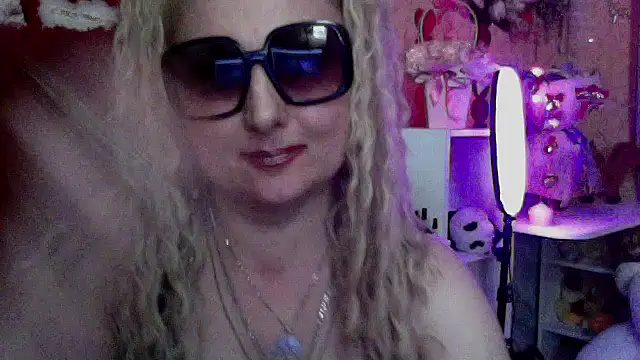Snapshot of xHot_Amazonq chatting on May 2026 12:59:02 AM xHot Amazonq online show from May 2026 12:59:02 AM