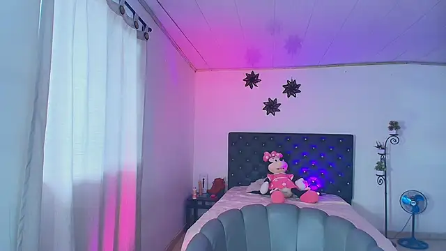 GiannaRoberts online show from November 2025 12:15:01 PM