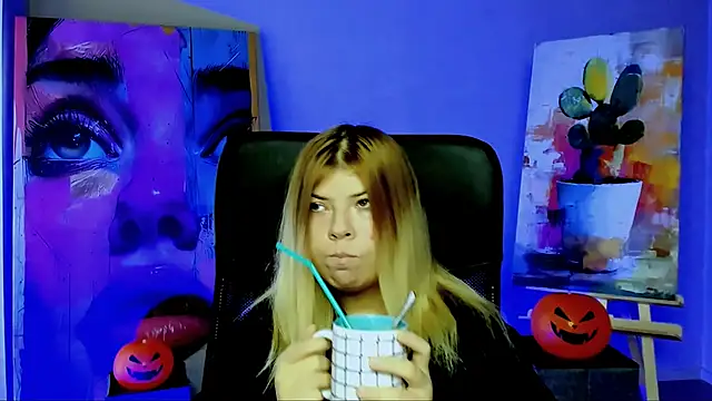 Snapshot of EvaDarc chatting on October 2025 07:56:01 AM EvaDarc online show from October 2025 07:56:01 AM