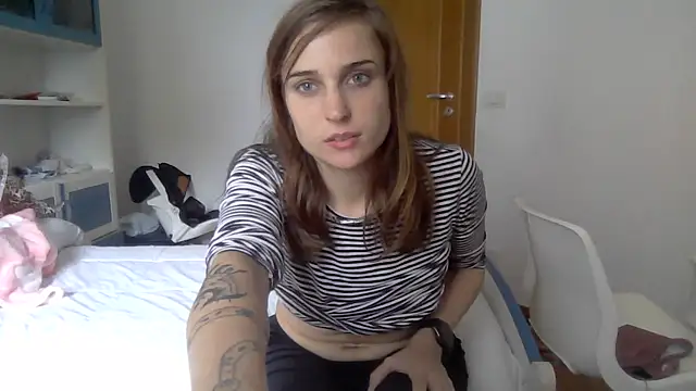 Snapshot of SinnEmily chatting on February 2026 01:40:02 PM SinnEmily online show from February 2026 01:40:02 PM