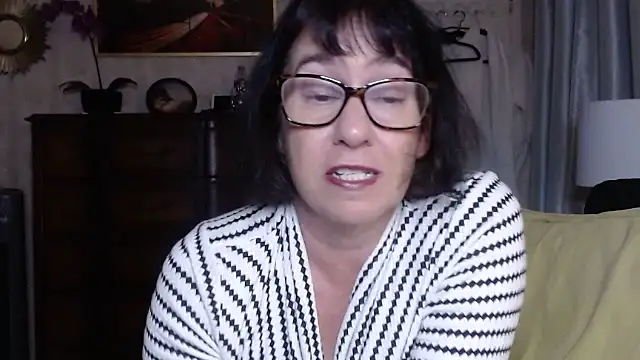 Snapshot of BigbustedBrenda chatting on November 2025 04:40:02 PM BigbustedBrenda online show from November 2025 04:40:02 PM