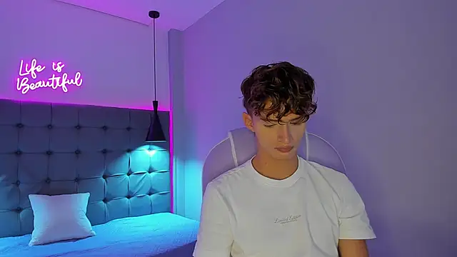 NicolasFerrer18 online show from November 2025 07:24:02 PM