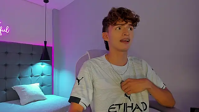 NicolasFerrer18 online show from November 2025 07:25:02 PM