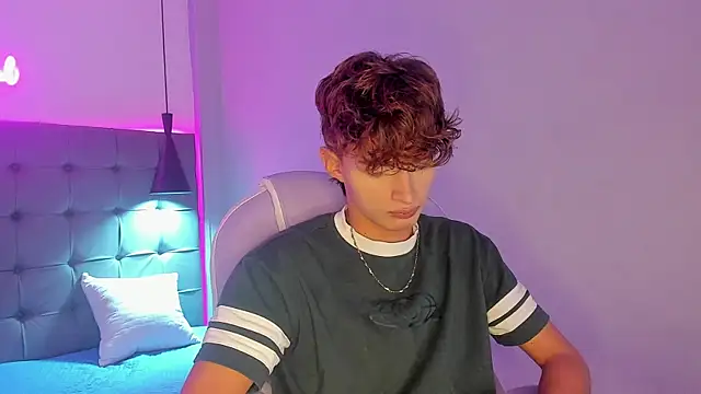 NicolasFerrer18 online show from December 2025 07:30:02 PM