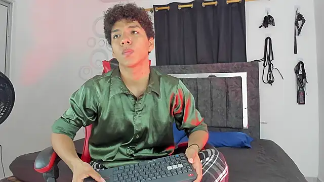 Maximiliano Khalil online show from November 2025 08:11:01 PM