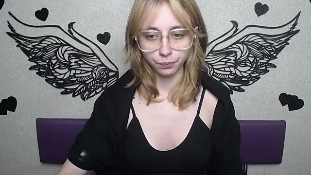 TracyLll online show from December 2025 12:10:01 PM