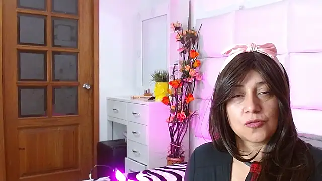 Snapshot of Caroline_belle chatting on November 2025 04:11:01 AM Caroline belle online show from November 2025 04:11:01 AM