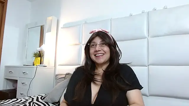 Snapshot of Caroline_belle chatting on November 2025 03:27:02 AM Caroline belle online show from November 2025 03:27:02 AM