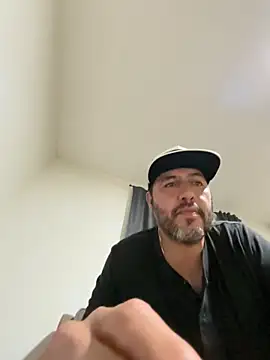 ezrah23 online show from January 2026 01:31:02 AM