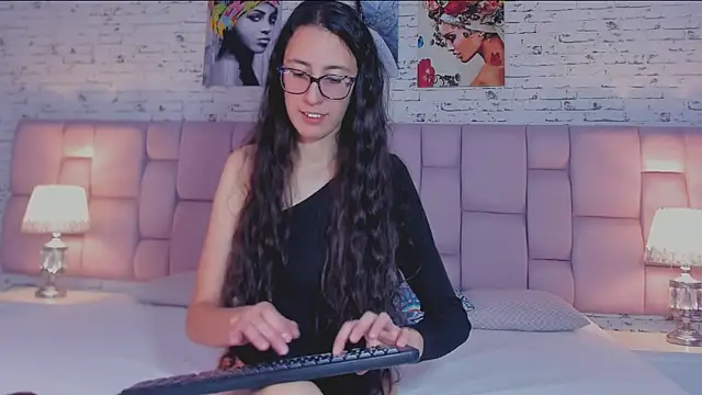 Snapshot of GirafMusic chatting on November 2025 01:18:02 PM GirafMusic online show from November 2025 01:18:02 PM