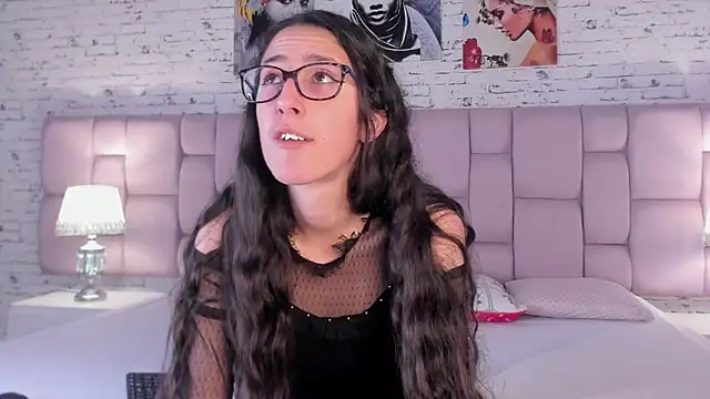 Snapshot of GirafMusic chatting on November 2025 01:10:01 PM GirafMusic online show from November 2025 01:10:01 PM