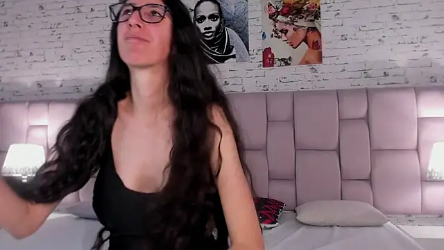 Snapshot of GirafMusic chatting on November 2025 01:22:02 PM GirafMusic online show from November 2025 01:22:02 PM