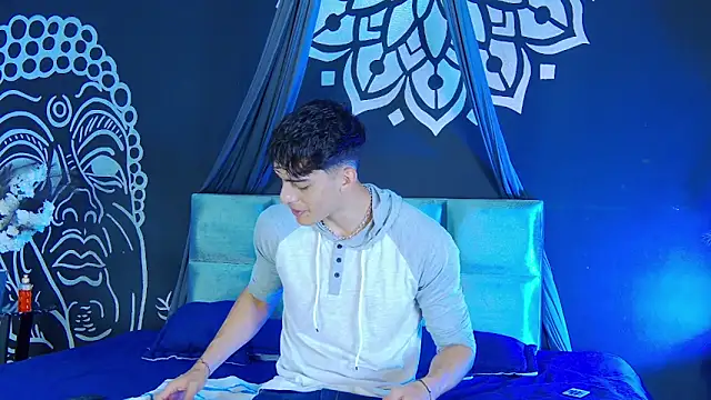 AlessioVitale online show from December 2025 12:09:01 PM