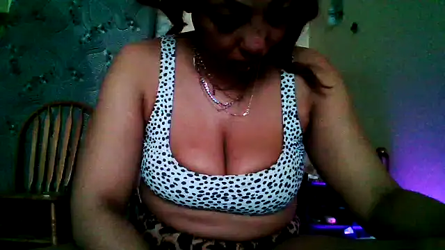 Juicyapplecandy online show from June 2026 06:29:02 PM
