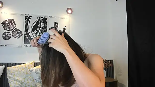 Snapshot of Cloe_Bonne chatting on November 2025 07:46:01 PM Cloe Bonne online show from November 2025 07:46:01 PM