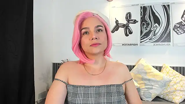 Snapshot of Cloe_Bonne chatting on November 2025 07:56:02 PM Cloe Bonne online show from November 2025 07:56:02 PM