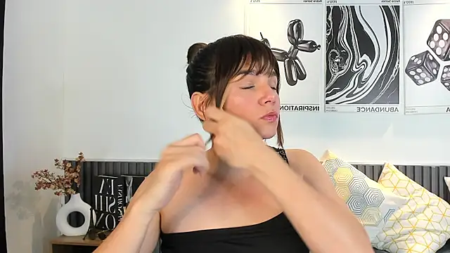 Snapshot of Cloe_Bonne chatting on November 2025 07:41:02 PM Cloe Bonne online show from November 2025 07:41:02 PM