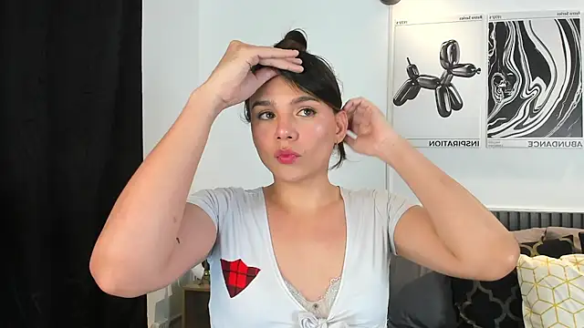 Snapshot of Cloe_Bonne chatting on November 2025 08:19:01 PM Cloe Bonne online show from November 2025 08:19:01 PM